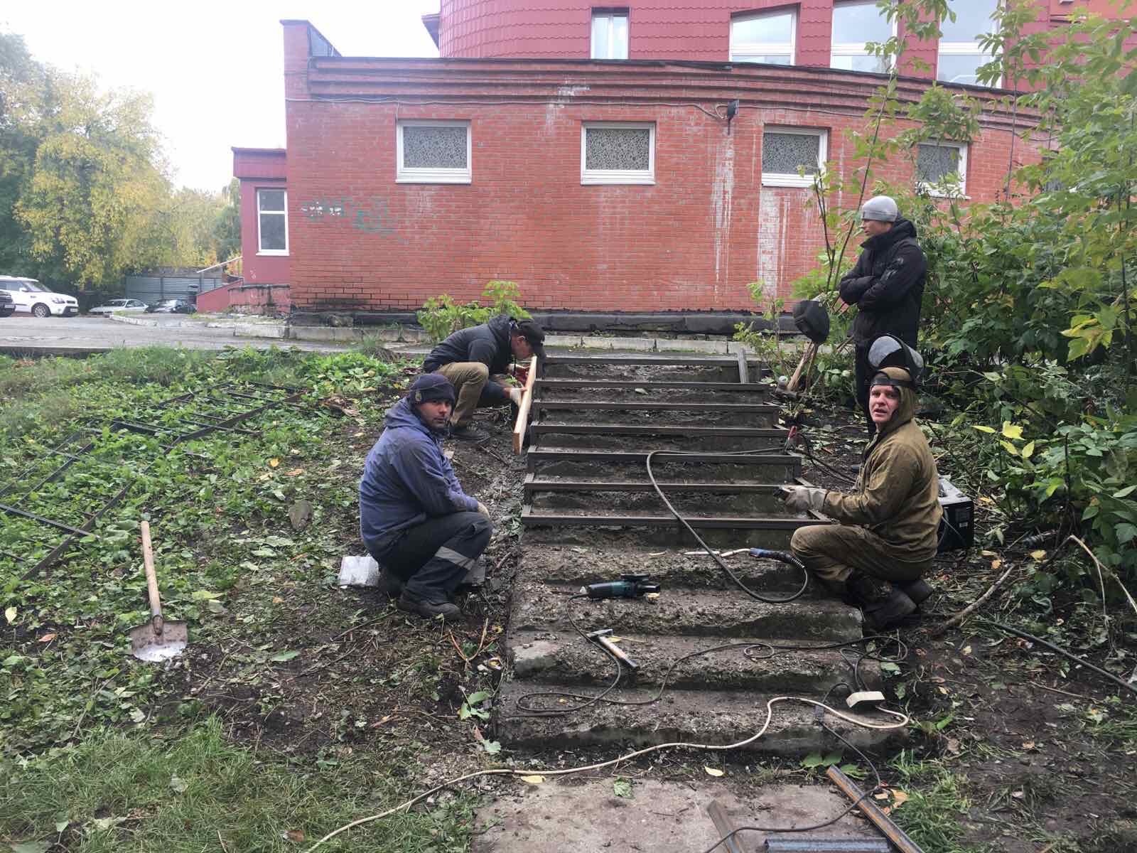 Во дворе на ул. Швецова, 32 восстановлена лестница — УК-Прикамье